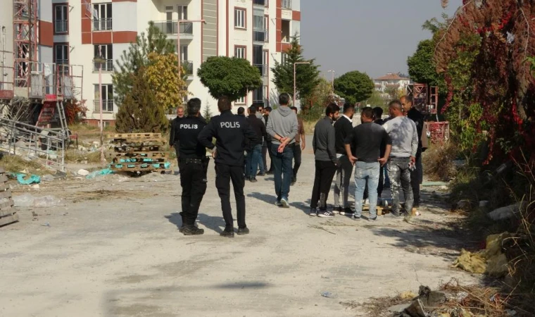 Depremden Hasarlı Binada Şok Buluntu: El Bombası ve Mermiler Çantada Saklı!