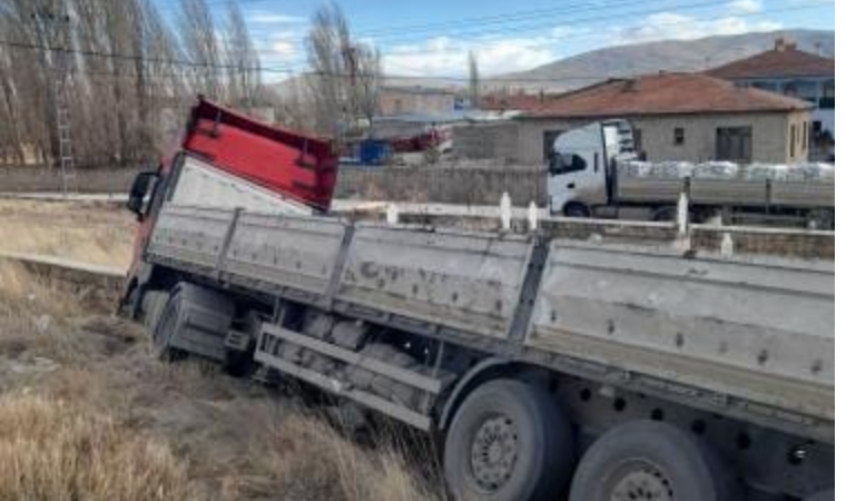 Kayseri-Malatya Yolunda Korkutan Kaza: Tır Mezarlığa Daldı!