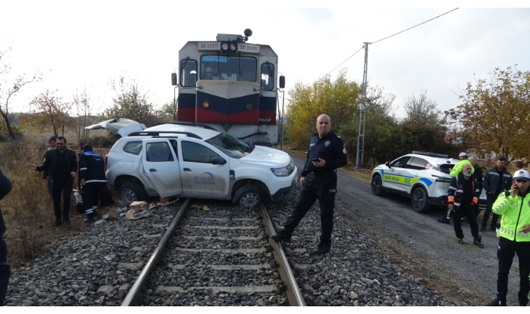 Malatya’da Hemzemin Geçitte Korkunç Kaza: Yük Treni Aracı 500 Metre Sürükledi!