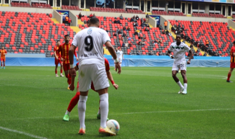 Yeni Malatyaspor’un Mücadelesinde İlk Yarı Sonucu: Hakem Kararıyla İptal Olan Gol ve 1-0’lık Skor