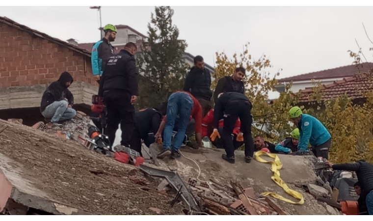 Yeşilyurt’ta Yıkım Çalışmasında Korku Dolu Anlar! Kepçe Operatörü Enkazdan Çıkarıldı