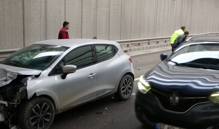 Dikkatsizlik ve Tedbirsizlik Zincirleme Kazaya Yol Açtı: 2 Yaralı