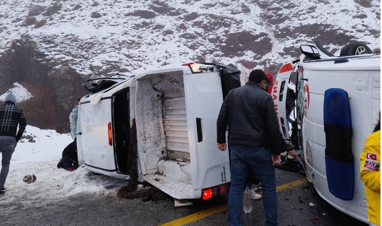 Pütürge'de Feci Kaza! Ambulans ile Pikap Çarpıştı, Sağlık Personeli de Yaralı!