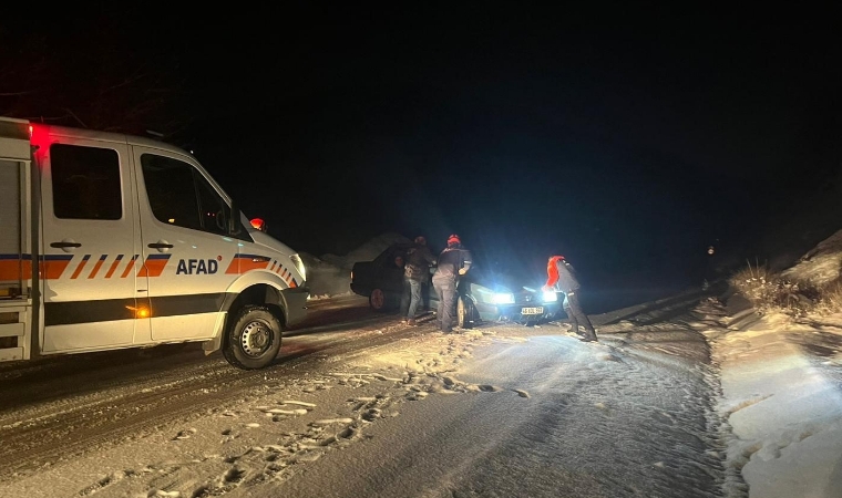 Sincik-Malatya Karayolunda Alarm: 4 Araçta Mahsur Kalan 9 Kişi Sağ Salim Kurtarıldı