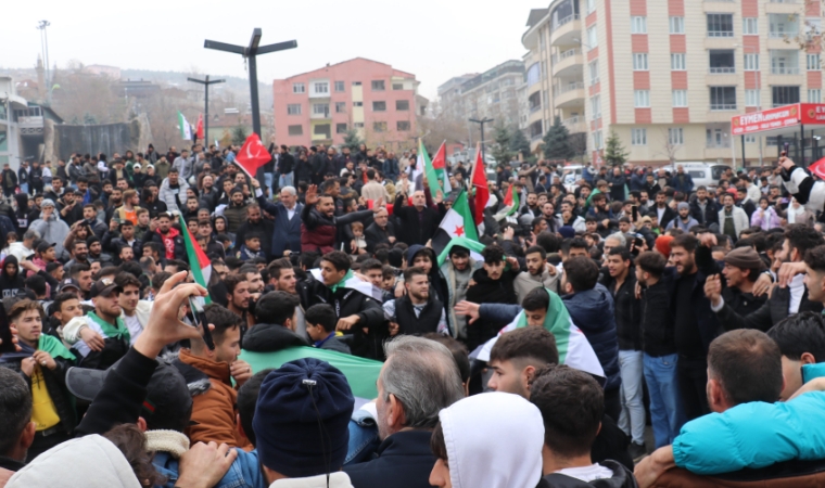 Suriyeliler Esed’in Yıkılmasını Malatya’da Coşkuyla Karşıladı: 'Yakında Memleketimize Döneceğiz!'