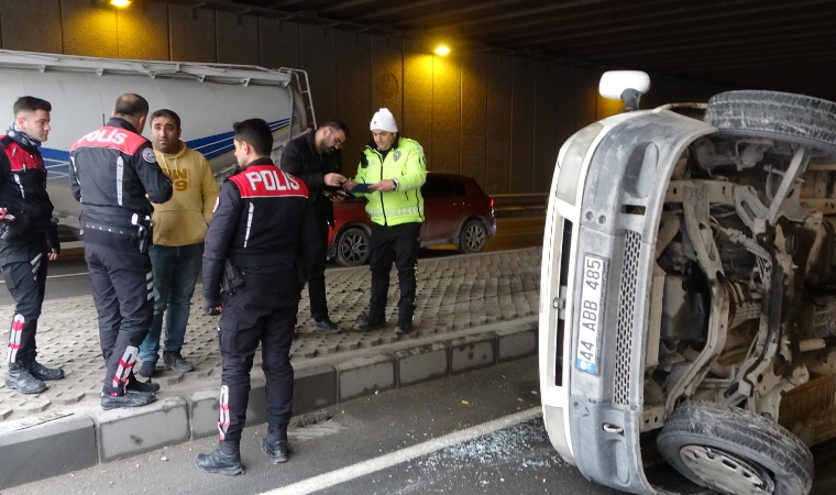 Turgut Temelli Caddesi’nde Korkunç Kaza! Hafif Ticari Araç Yan Yattı, 2 Yaralı