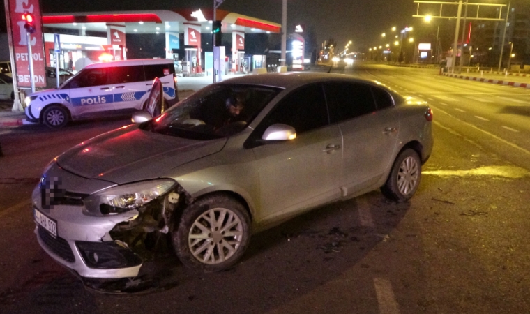 Barguzu Caddesi'nde Hafif Ticari Araç Otomobille Çarpıştı: 2 Yaralı