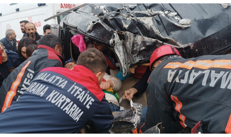 Feci Kaza Akçadağ’da Korkuttu! Kamyon ve Hafif Ticari Araç Çarpıştı, 3 Yaralı!