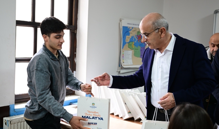 Malatya Büyükşehir’den YKS Öğrencilerine Büyük Destek: 450 Öğrenciye Kaynak Kitap Dağıtıldı!