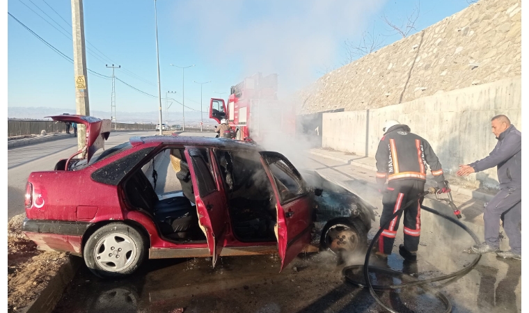 Mezarlık Yolu'nda Yangın Paniği: Araç Kullanılamaz Hale Geldi!