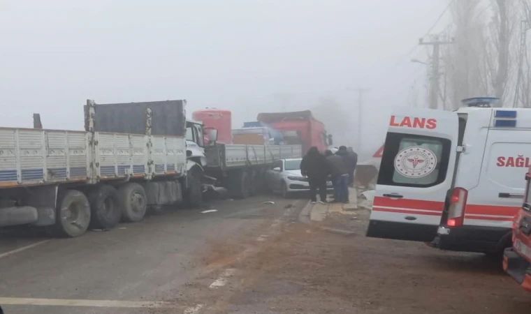 Tır, Kamyon ve Otomobil Çarpıştı: Sıkışan Sürücü Hayata Tutundu!