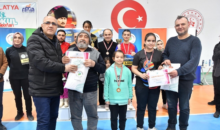 Ailelerin Spor Heyecanı! Malatya’da Ödüllü Badminton Turnuvası Büyüledi