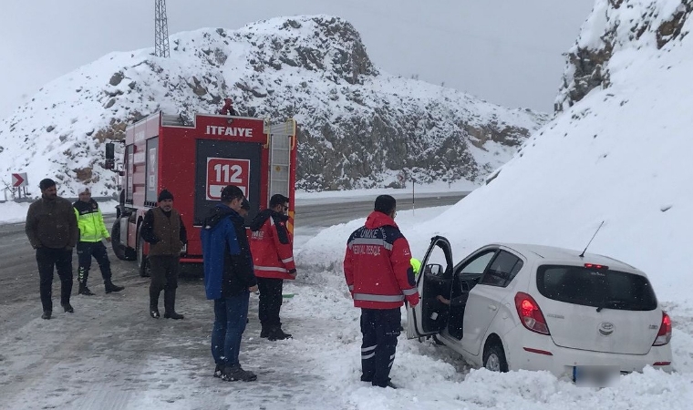 Çelikhan-Malatya Karayolunda Kar Tufanına Yakalanan Aileyi Kurtarma Mücadelesi!..