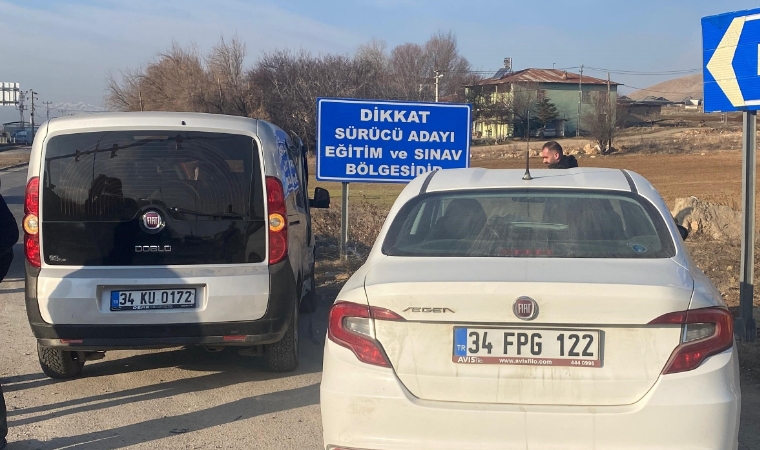 Elazığ Malatya Yolunda Korkunç Kaza! Otomobil Ve Hafif Ticari Araç Çarpıştı