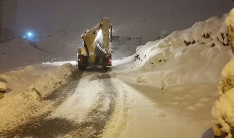 Kar Yağışı Battalgazi'de Hayatı Zorluyor! Başkan Taşkın: 'Yolları Açıyoruz!'