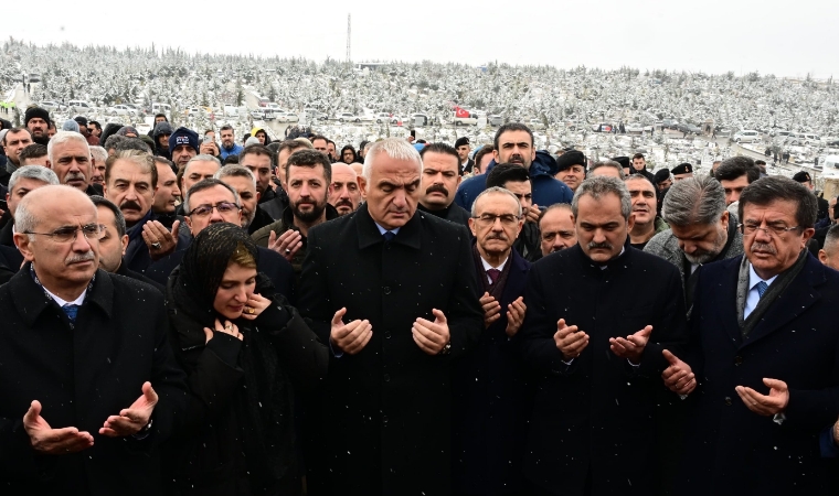 Kültür ve Turizm Bakanı Ersoy, Deprem Şehitlerine Karanfil Bıraktı: Malatya’da Anma Programı