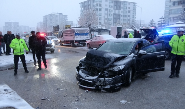 Malatya’da Feci Kaza! Öğrenci Servisi ve Otomobil Çarpıştı, 5 Yaralı!