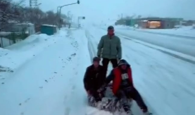 Malatya'da Kar Yağışında Tehlikeli Sörf: Gençler Traktörle Hız Yaptı!