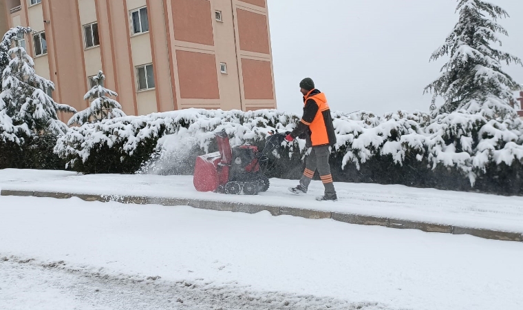 Yeşilyurt'ta Karla Mücadele Ekibi, Yolları Açmak İçin Aralıksız Çalışıyor!