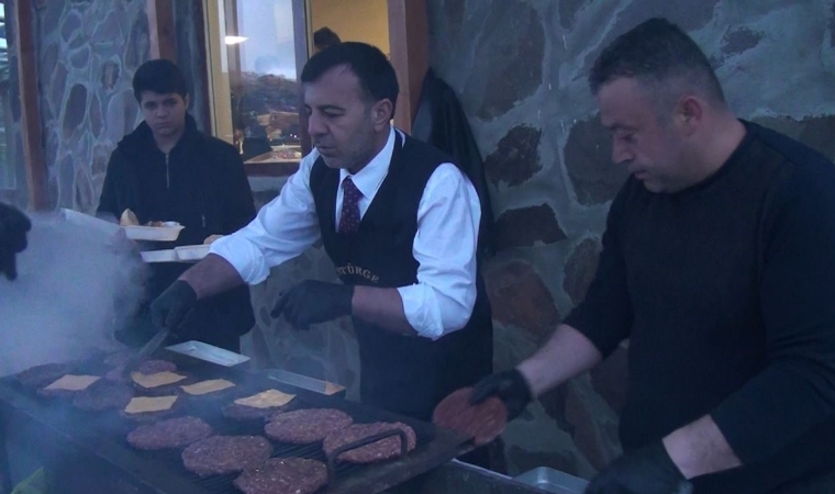 Başkan Sülük Sözünü Tuttu, Öğrencilere Hamburger Şöleni