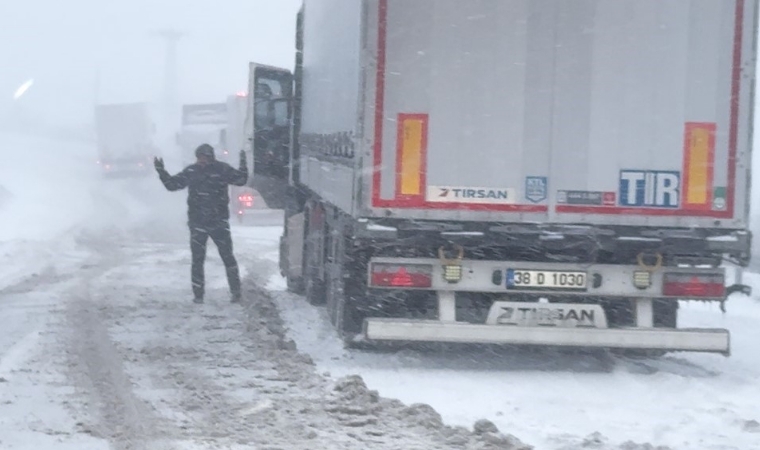 Kış Geri Döndü! Araçlar Yolda Kaldı