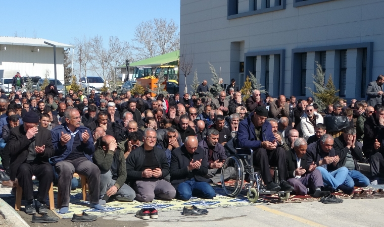 Malatya'da Deprem Sonrası Ramazan'ın İlk Cuma Namazı: Vatandaşlar Birlikte Dua Etti!