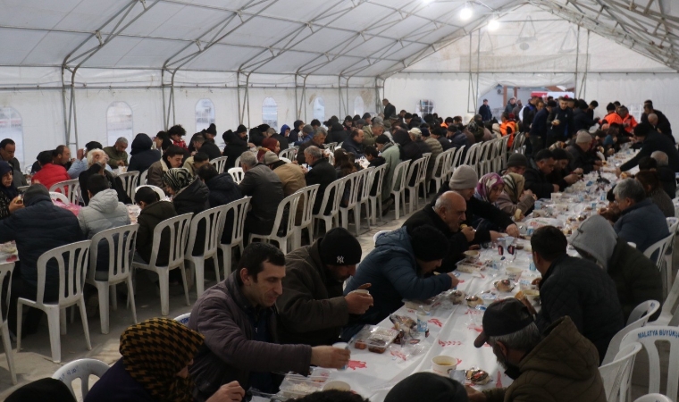 Ramazan’ın Bereketi Malatya’da Paylaşıldı: Büyükşehir İftar Çadırı’nda İlk İftar!