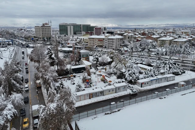 Karın Beyazı, Depremin Karanlığı: Malatya'da Bir Yılın Hikâyesi