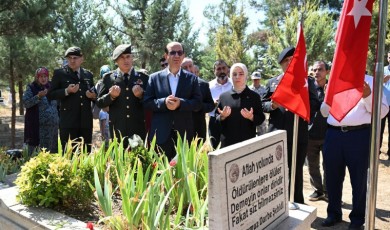 Başkan Geçit, Şehit Zekeriya Bitmez'in Kabrini Ziyaret Etti