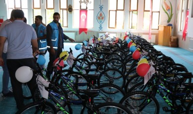 Kuran Kursuna Giden 50 Yetim Çocuğa Bisiklet Hediye Edildi