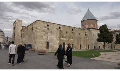 Malatya'da Vefat Eden Selçuklu Sultanı 1. İzzeddin Keykavus'un Türbesi Ziyaretçilerini Bekliyor