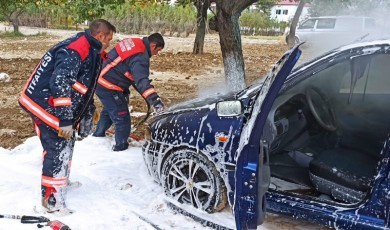 Korku Dolu Anlar! Fiat Marka Otomobil Alev Aldı, İtfaiye Zamanla Yarıştı!