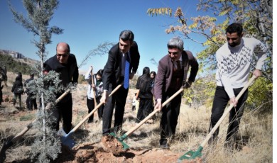 Malatya’da Cumhuriyet İçin 101 Fidan! 101 Öğrenci Geleceğe Nefes Oldu