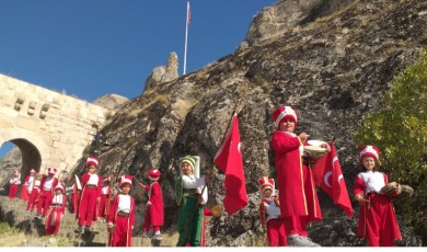 Darende’de Minik Mehteran Takımı Tarihi Dokuda Marşlarla Büyüledi!