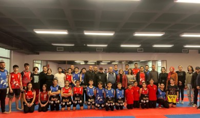 Muay Thai’de 10. Khan Heyecanı: 50 Kursiyer Ter Döktü